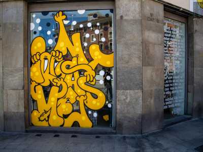 Il negozio si fa notare gi� dall�esterno, con le vetrine decorate da un graffito giallo